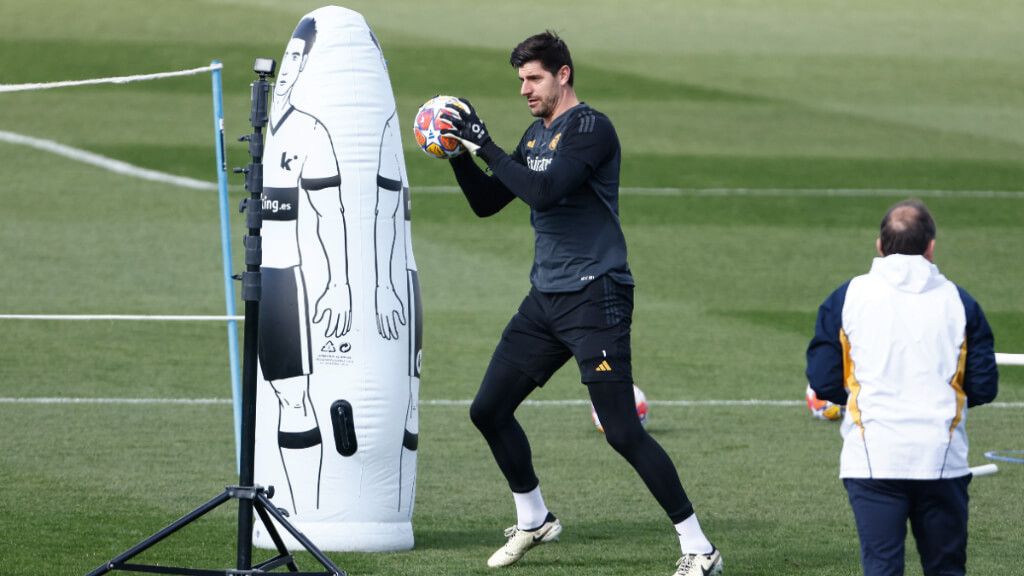  Thibaut Courtouis en el entrenamiento del Real Madrid (Europa Press)