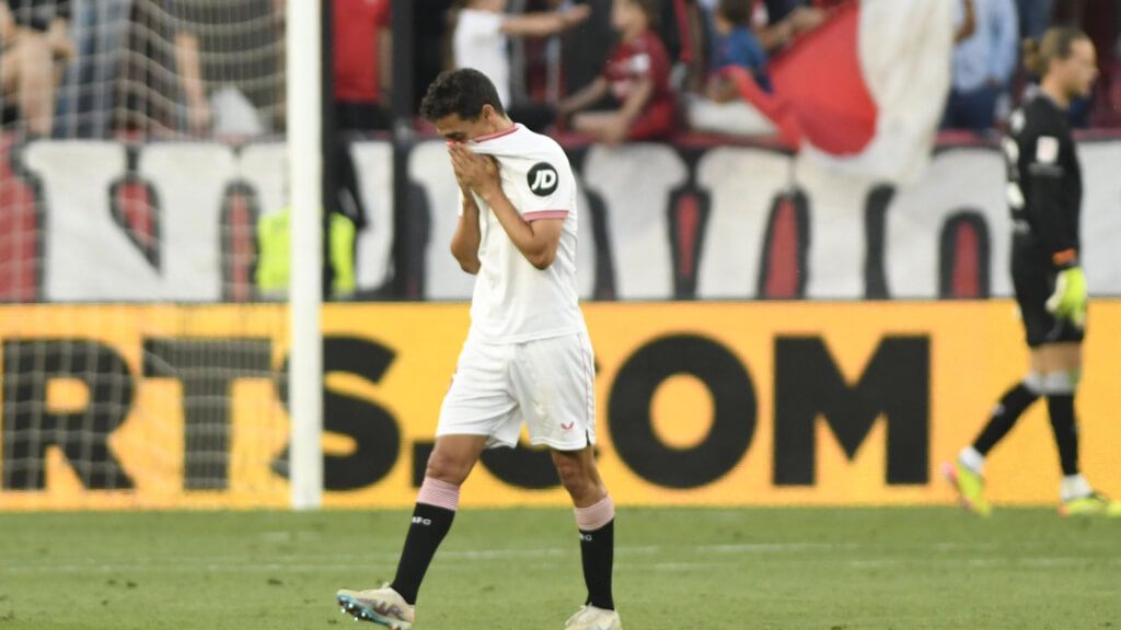 Jesús Navas se emociona al ser sustituido.