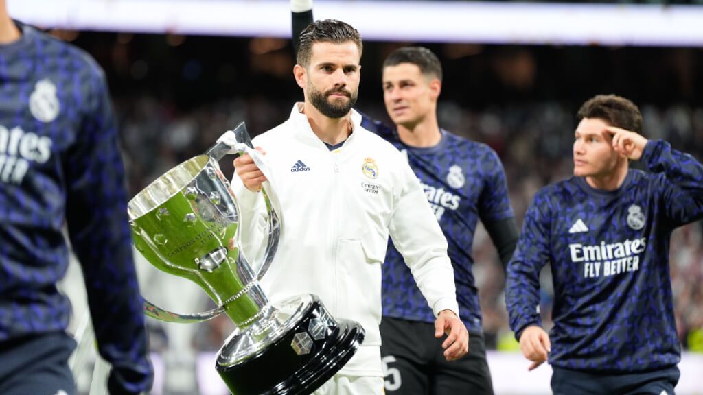 Nacho entregando el título de LaLiga EA Sports al Bernabéu (Europa Press)
