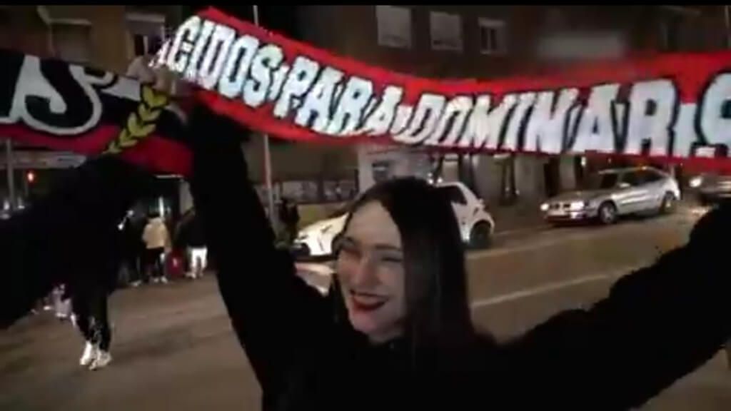 Una aficionada del Sevilla con una bufanda del equipo (Ayuntamiento de Madrid)