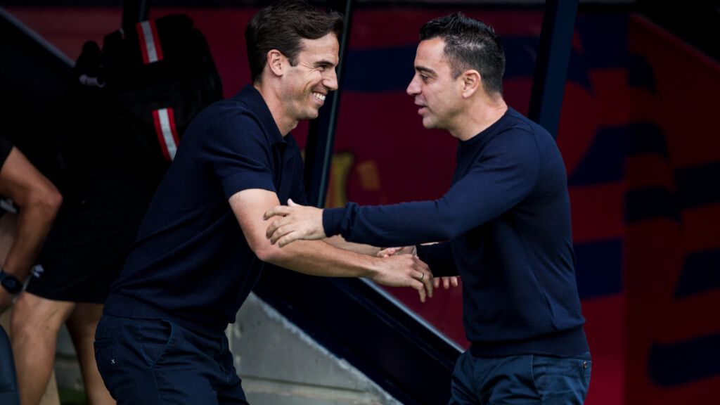  Iñigo Pérez y Xavi Hernández durante el partido de LaLiga EA Sports (Europa Press)