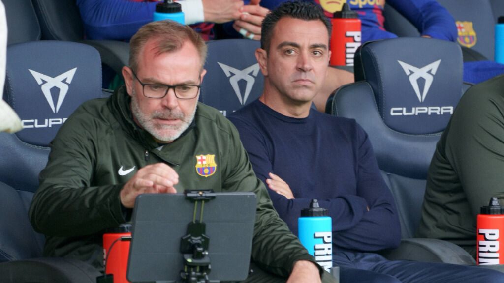  Xavi Hernández junto a su hermano en Montjuic (Cordon Press)