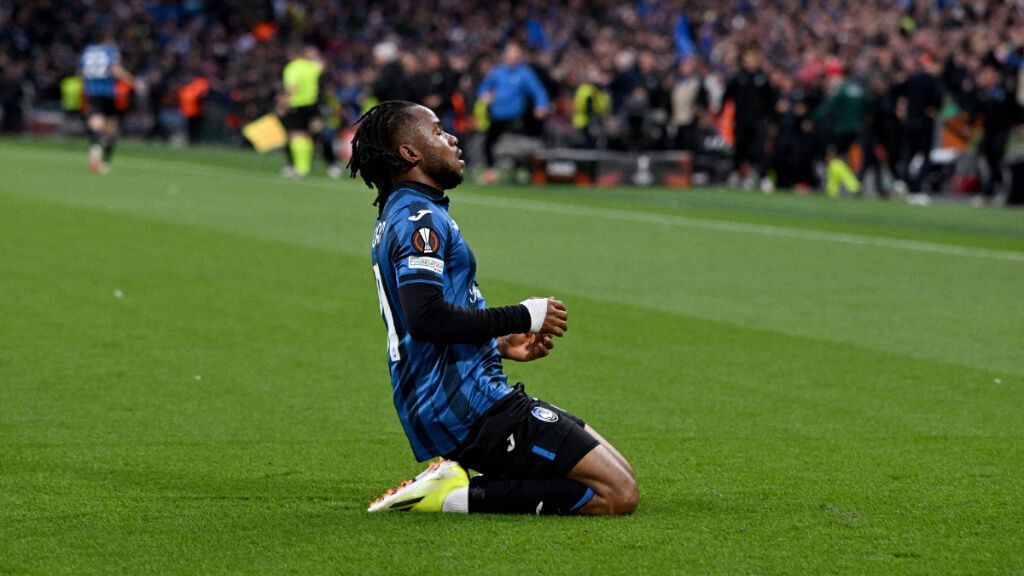  Ademola Lookman celebra un gol ante el Leverkusen