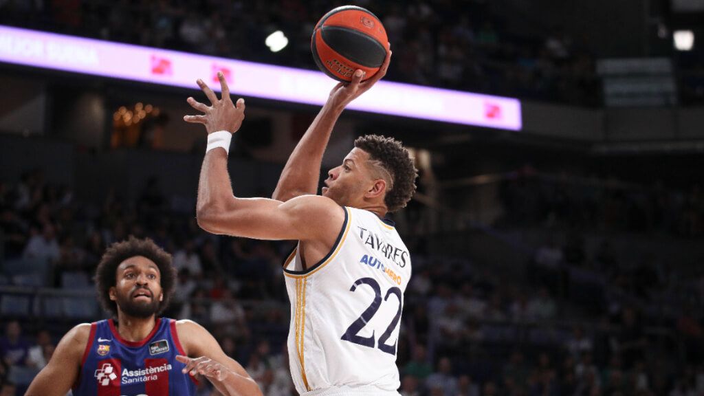  Eddy Tavares anotando frente al Barcelona