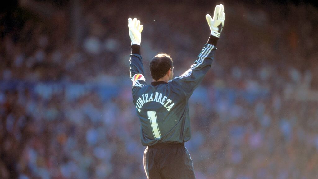  Andoni Zubizarreta, con el brazalete de capitán de la Selección Española.