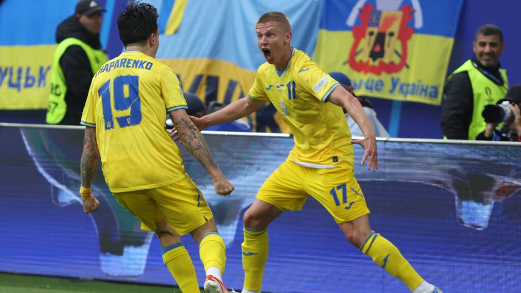  Shaparenko y Zinchenko celebran un gol