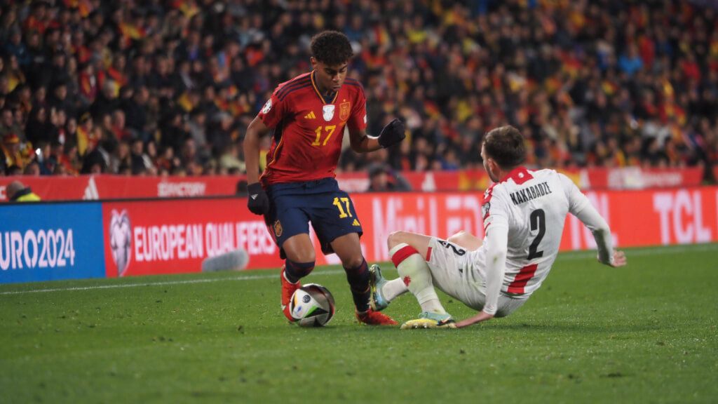  Otar Kakabadze busca robar el balón a Lamine Yamal en el último España-Georgia (foto: Cordon Pre