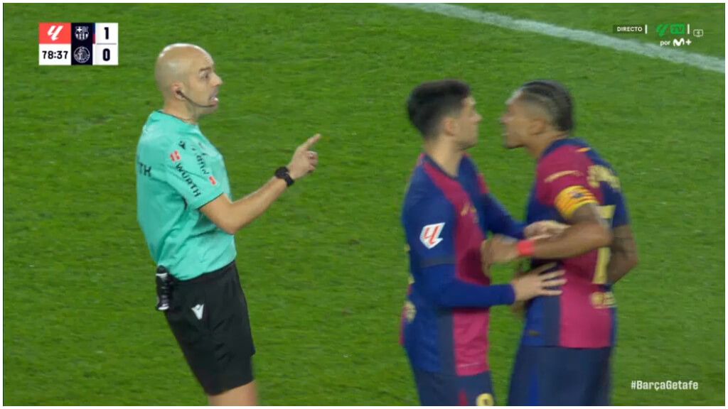  Pedri González tuvo que separar a Raphinha tras recibir la cartulina (captura: Movistar +)