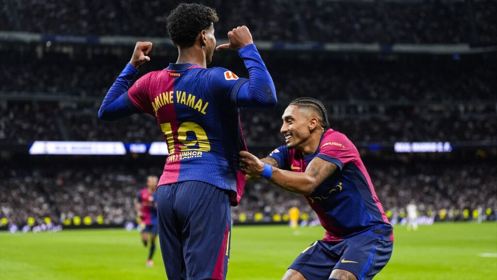 Lamine Yamal y Raphinha celebrando un gol en el Bernabéu
