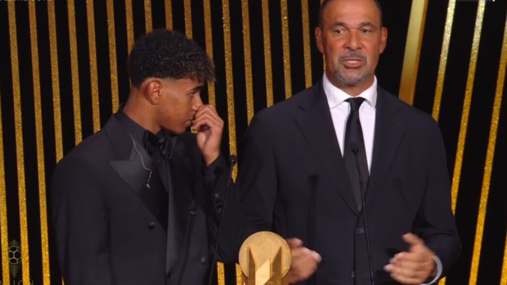  Ruud Gullit y Lamine Yamal en el Balón de Oro 2024 (Captura de Movistar +)