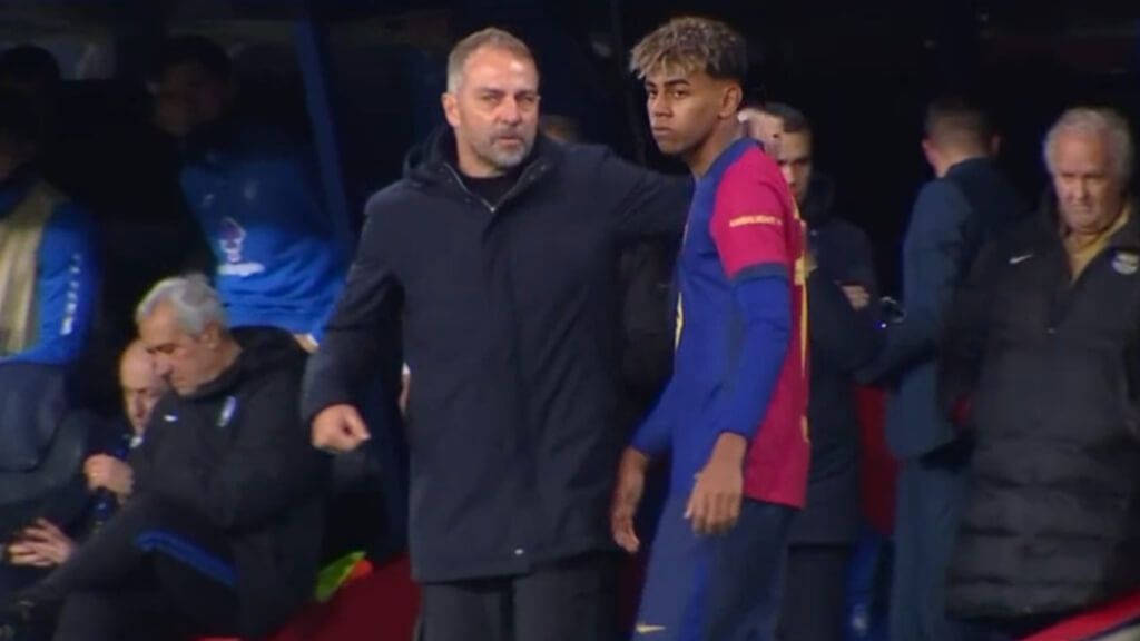  Lamine Yamal y Hansi Flick tras su cambio (Movistar +)