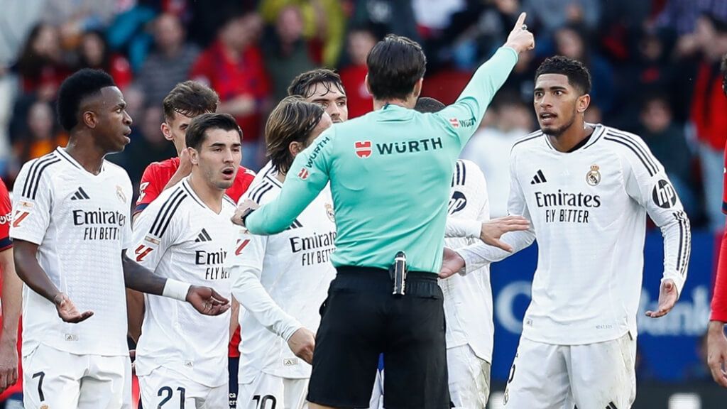 Los jugadores del Real Madrid protestando a Munuera Montero (foto: Europa Press).