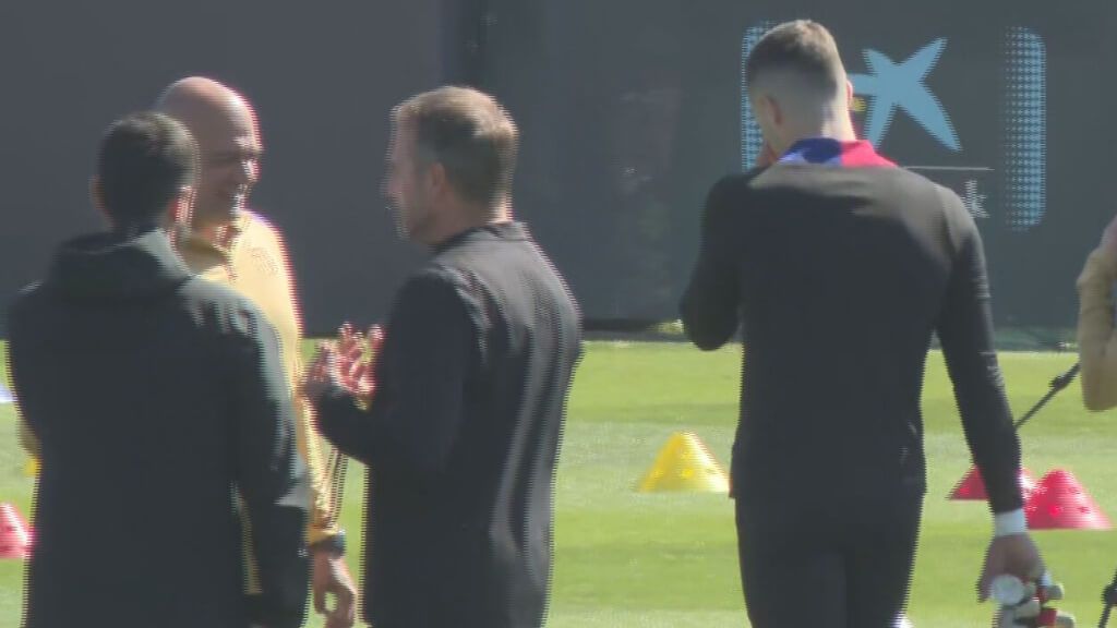 Hansi Flick evitando a Iñaki Peña (ElDesmarque)