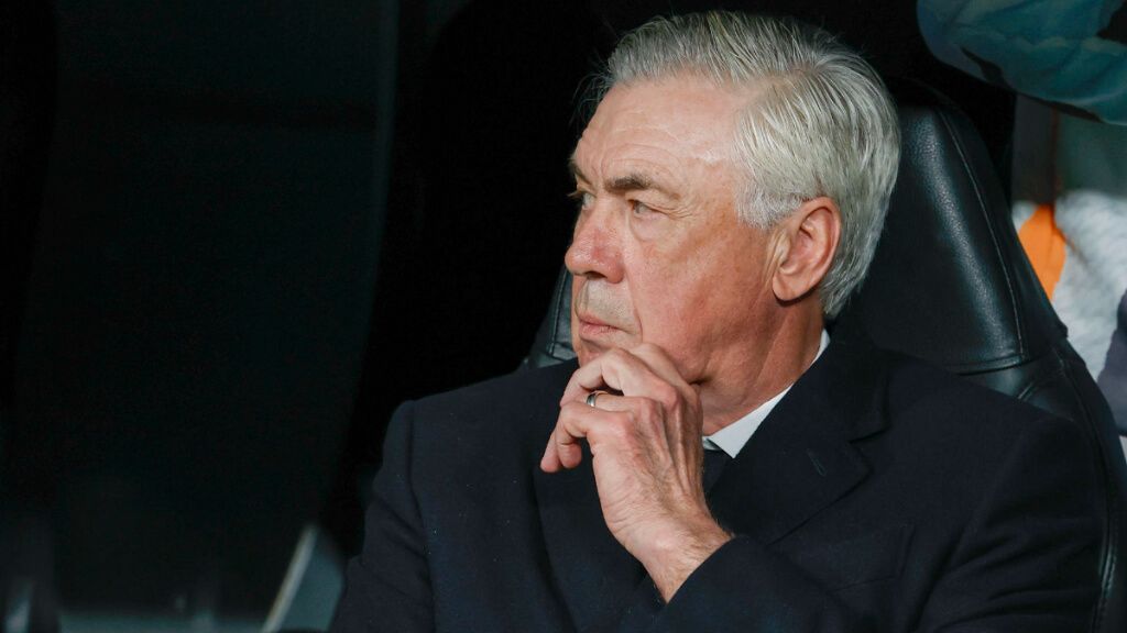  Carlo Ancelotti en el banquillo del Bernabéu (EFE)