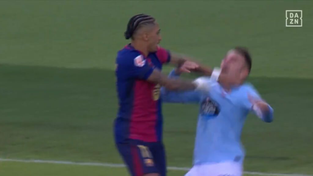  Raphinha e Iago Aspas, durante el choque entre Barça y Celta.