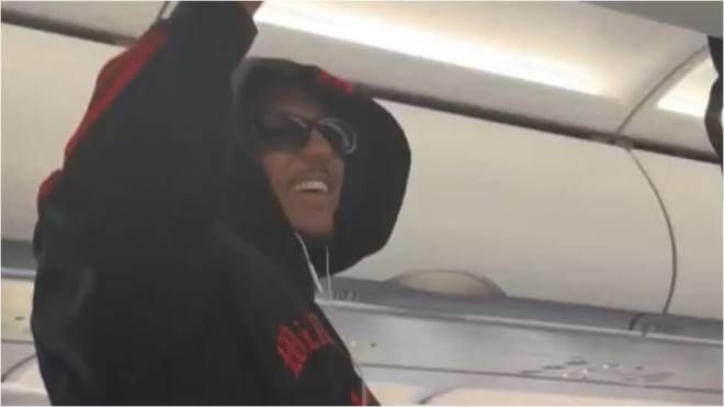 Jules Koundé viajando a Milán para ver al Barça (Redes Sociales)