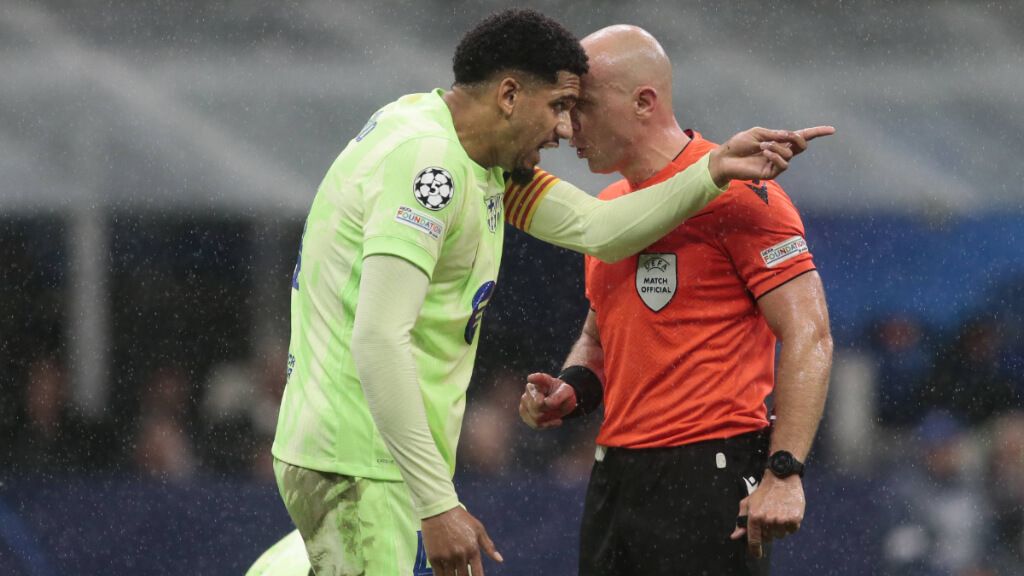 Ronald Araujo y Szymon Marciniak en el Inter de Milán - FC Barcelona de Champions (Foto: Cordon Pr