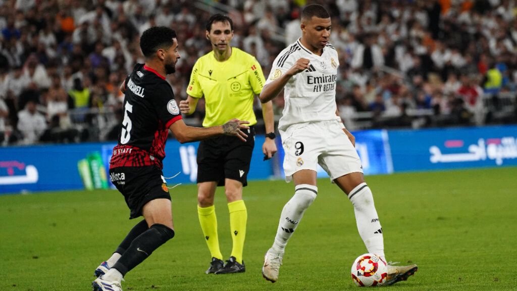  Kylian Mbappé contra Omar Mascarell (Cordon Press)