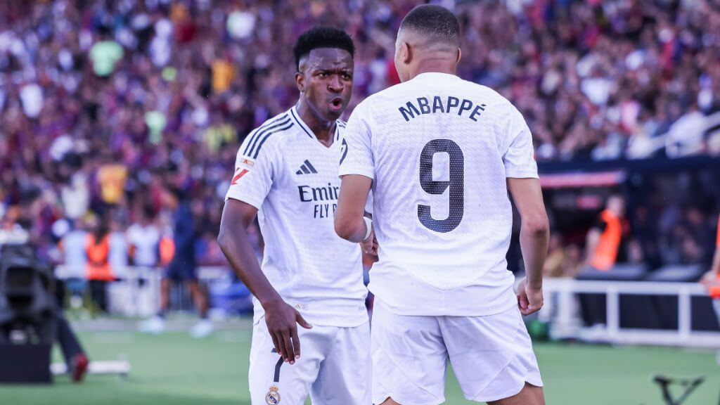  Kylian Mbappé celebra con Vinicius el gol en el Clásico (Europa Press)