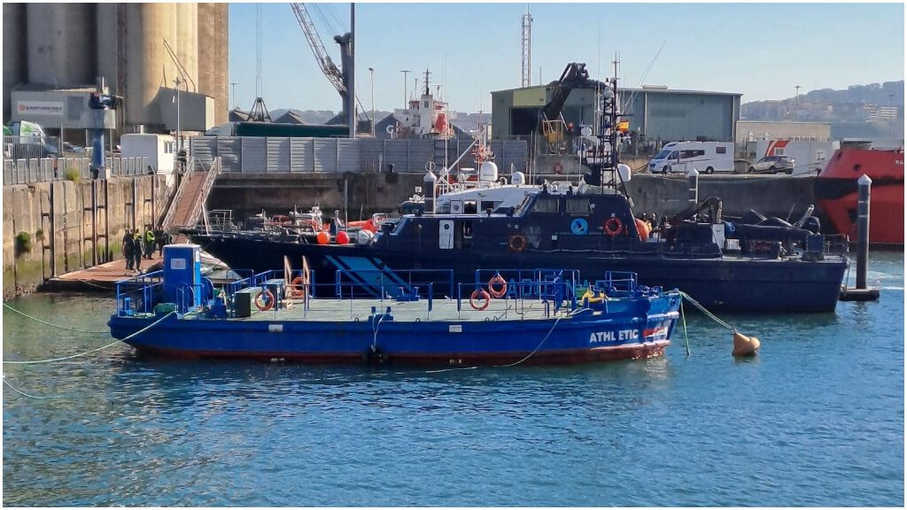 La Gabarra, esperando en el puerto a los jugadores del Athletic Club.