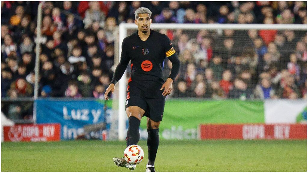  Ronald Araújo durante en partido frente al Barbastro de Copa del Rey.