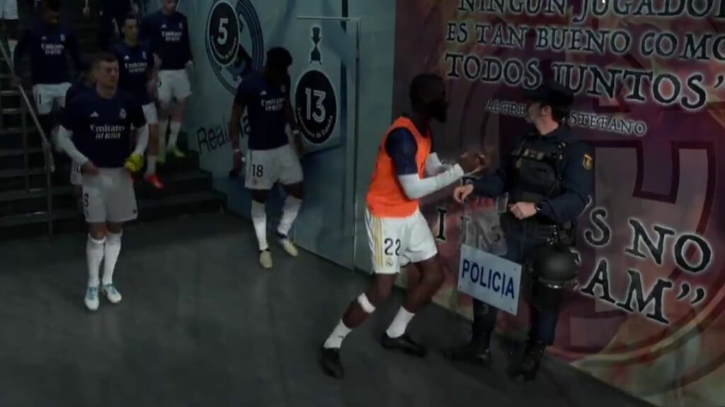  El policía se lo tomó a risa