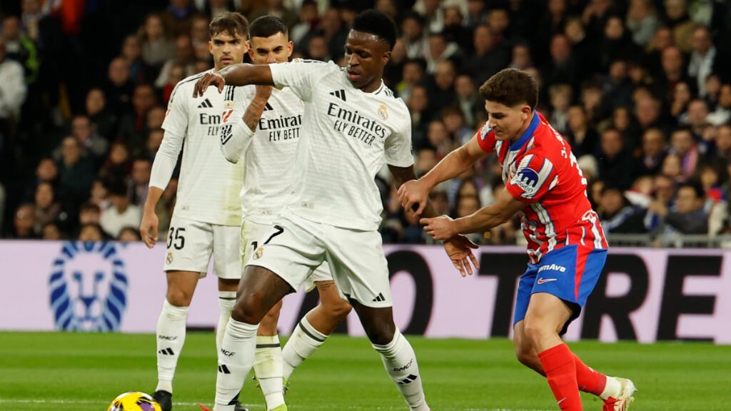 Vinicius Jr ante Julián Álvarez en el Real Madrid-Atlético (foto: EFE).