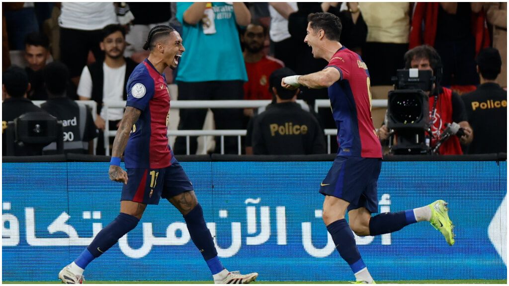  Raphinha y Lewandowski celebrando el tercer gol al Real Madrid.