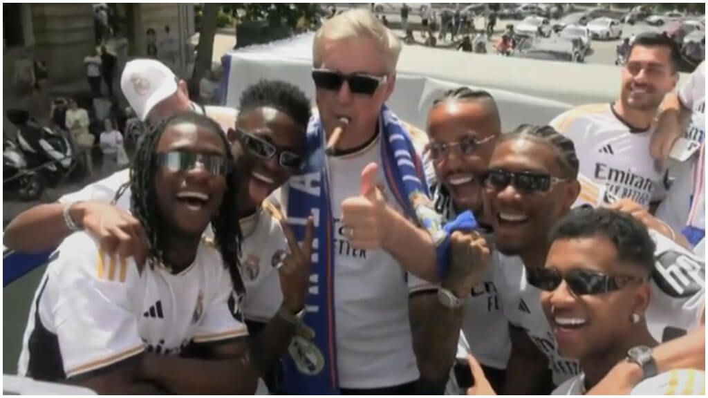  Carlo Ancelotti celebró con el puro y las gafas como avisó en Granada, siendo protagonista en el autobús.