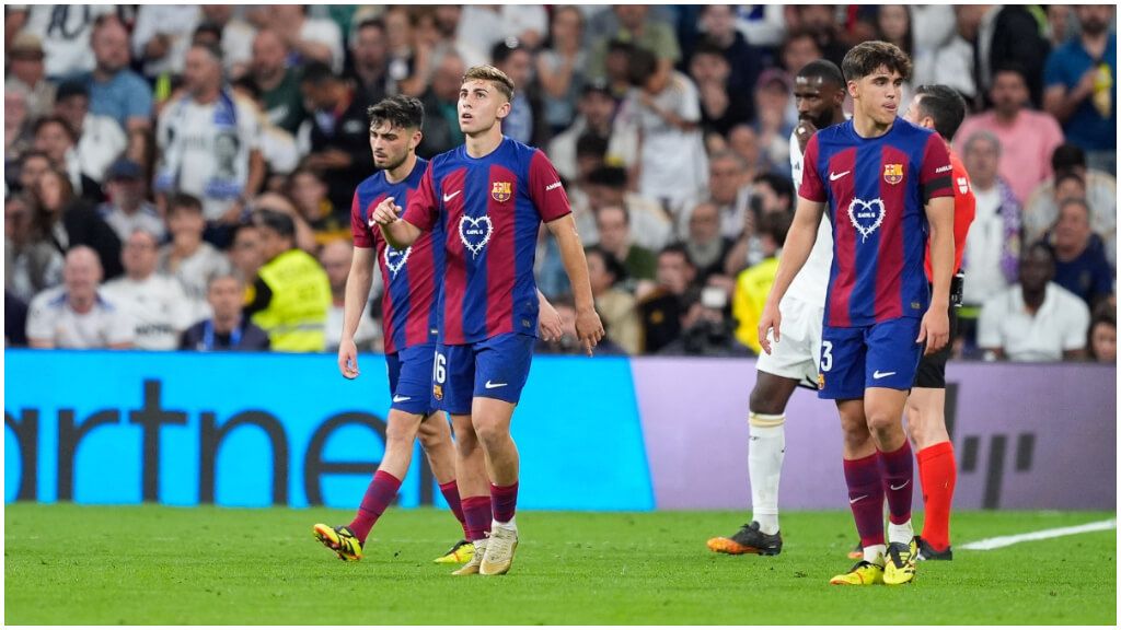  Fermín López, junto a Pedri y Pau Cubarsí, en el Real Madrid-Barcelona (foto: Cordon Press).