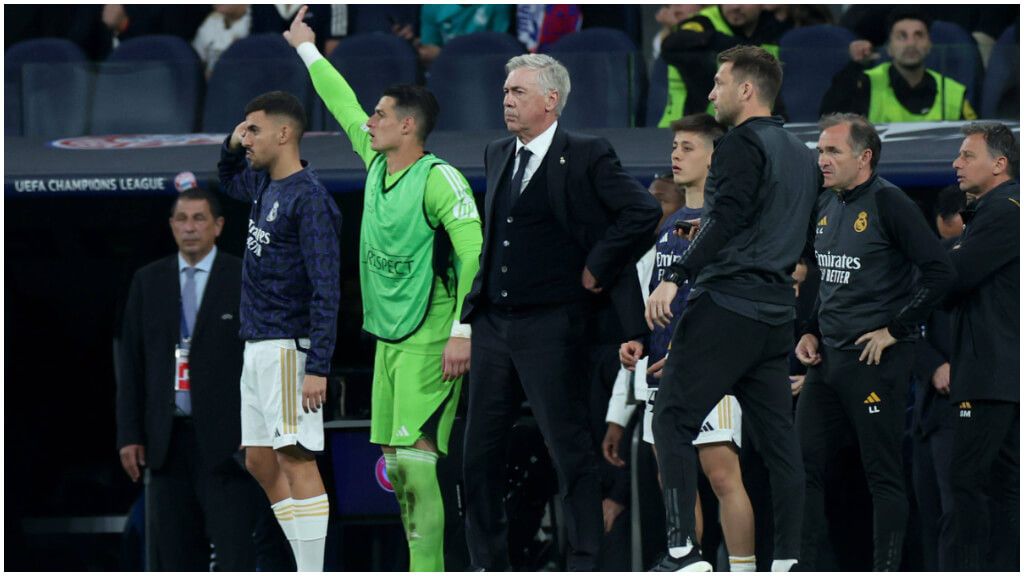 Kepa Arrizabalaga, junto a Carlo Ancelotti y el resto del banquillo del Real Madrid, en la victoria