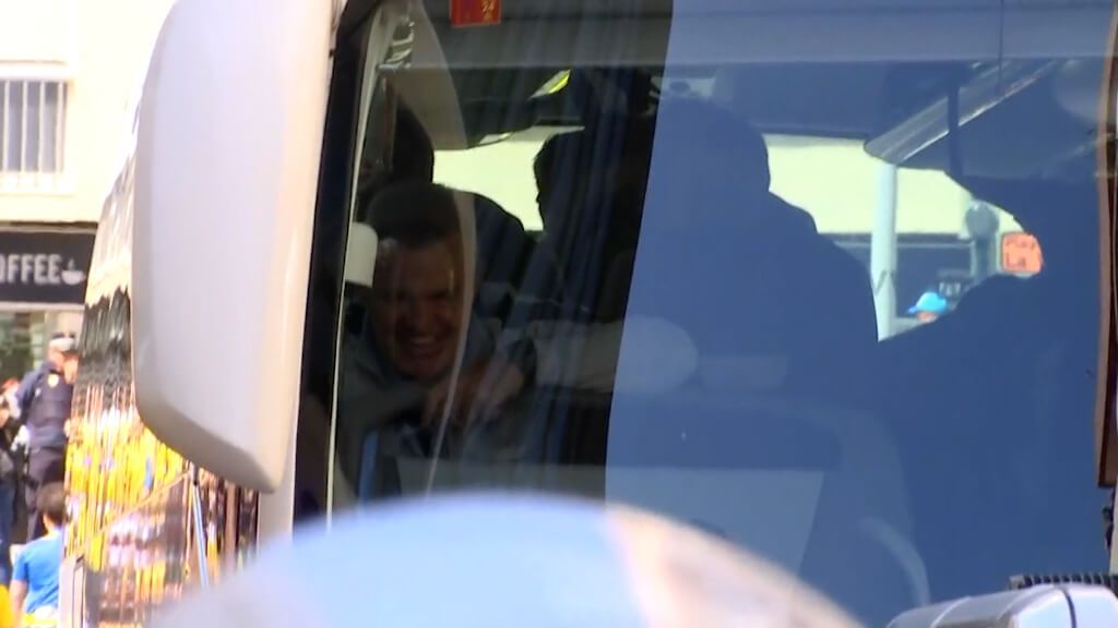  Javier Aguirre, divirtiéndose con el conductor del bus del Mallorca