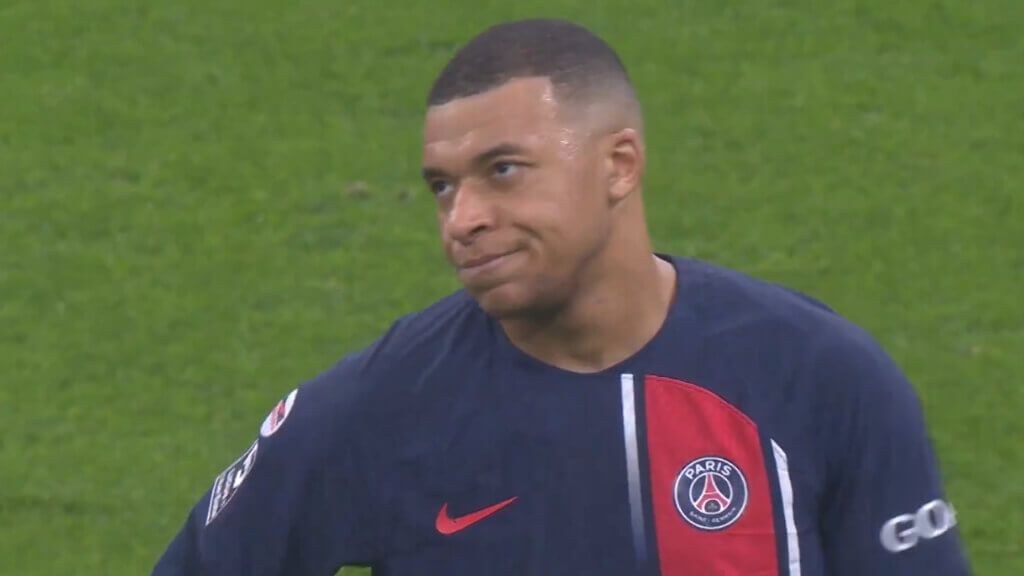 El rostro de Kylian Mbappé al enterarse de que tiene que ser sustituido (@PVSportFR)