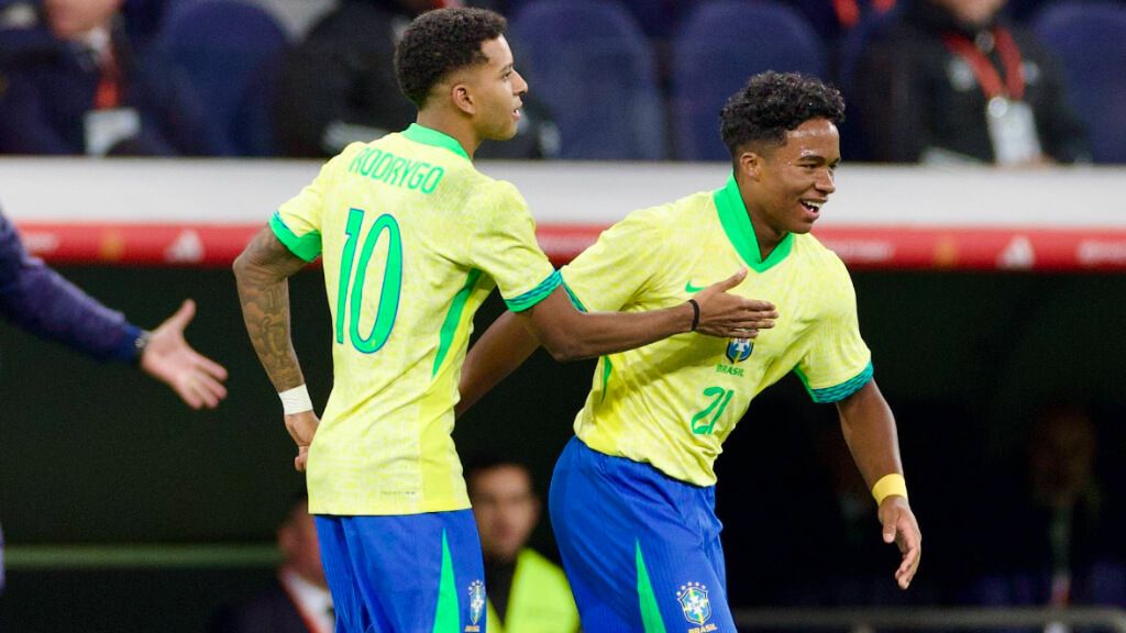 Endrick celebrando su gol con Rodrygo en el Bernabéu