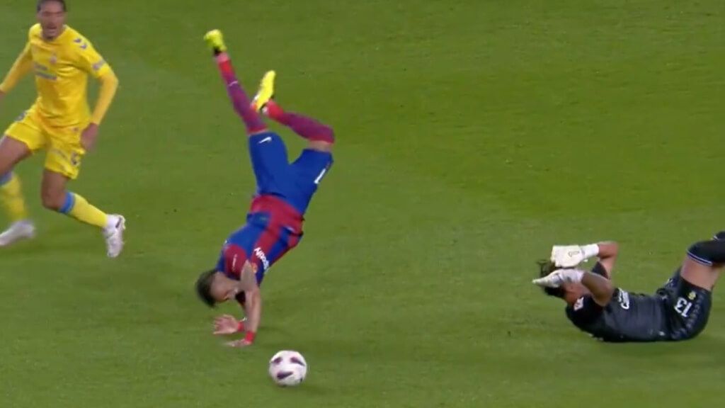  La entrada de Álvaro Vallés a Raphinha que ha provocado su expulsión (Movistar+)