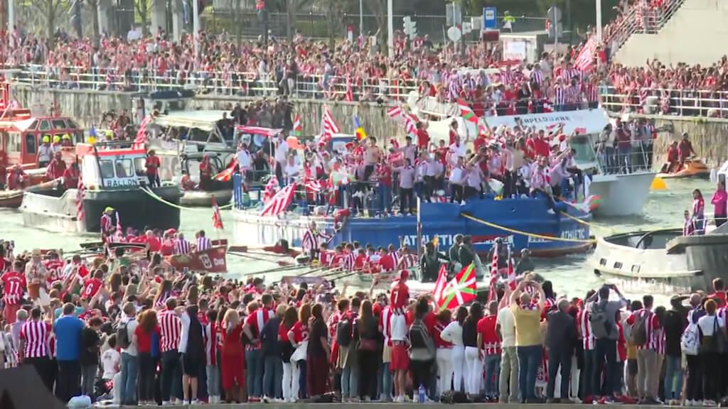 La Gabarra del Athletic Club navega por la Ría de Bilbao.