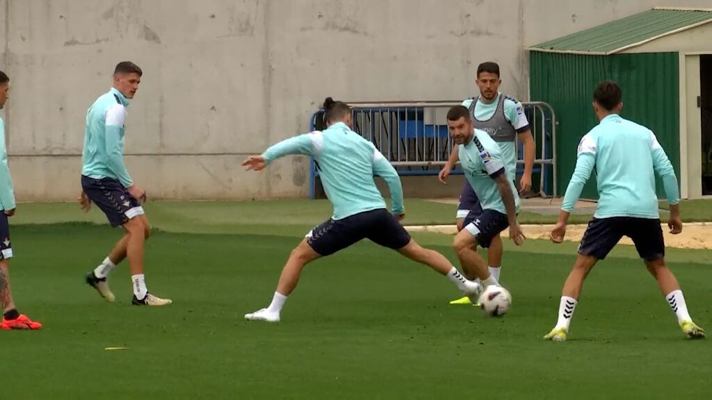  Isco Alarcón, durante un rondo con el Real Betis.