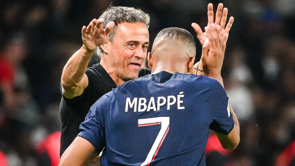 Luis Enrique saluda a Kylian Mbappé en un partido del PSG (Europa Press)