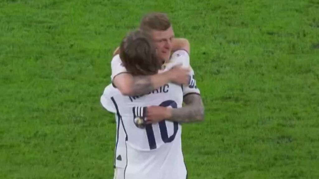  El abrazo de Luka Modric y Toni Kroos en la despedida del alemán (Movistar+`)