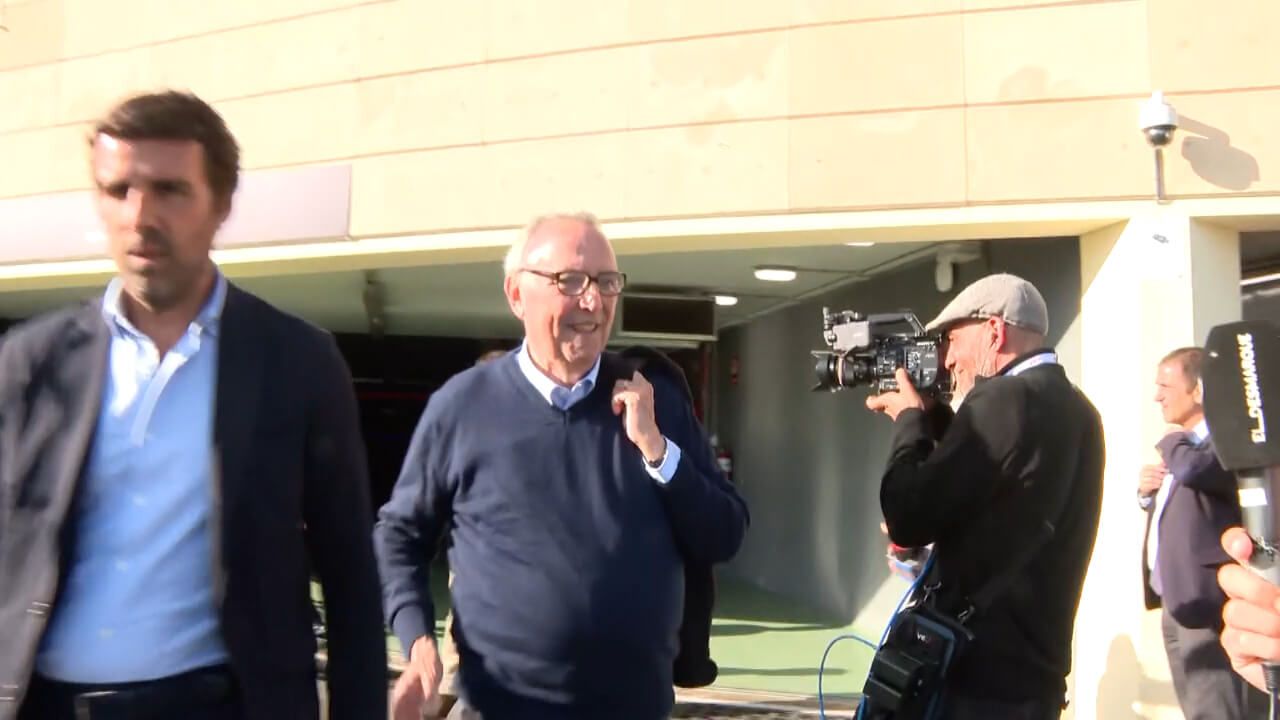  Joan Gaspart, saliendo exhausto del estadio