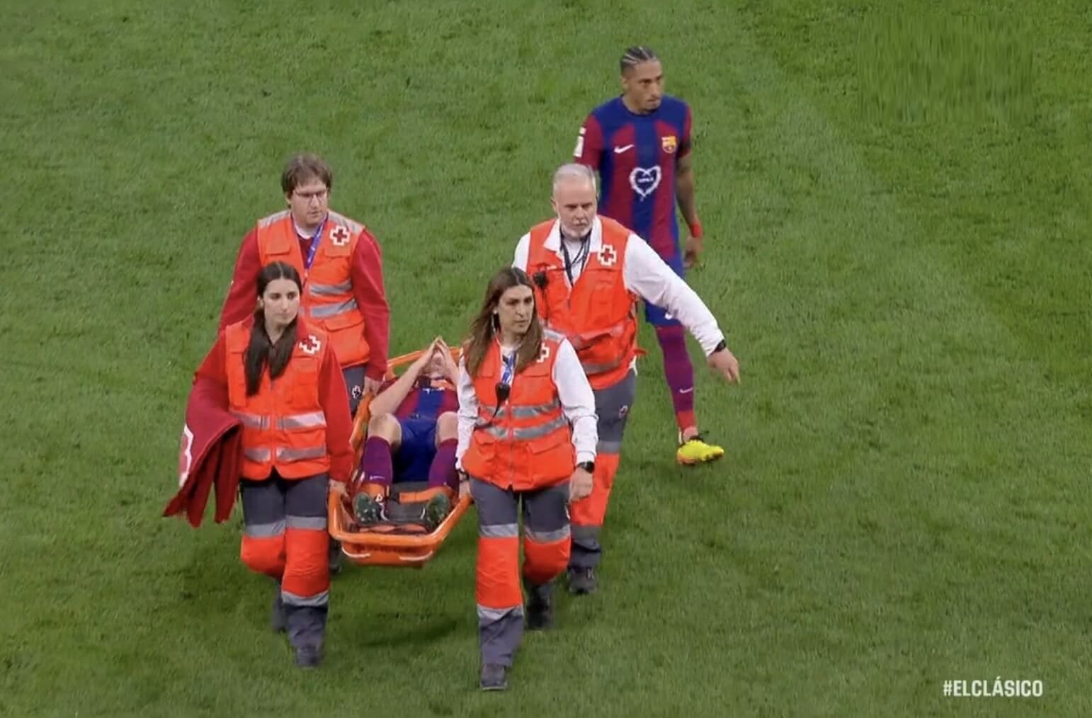  Frenkie de Jong se marcha en camilla del Bernabéu.