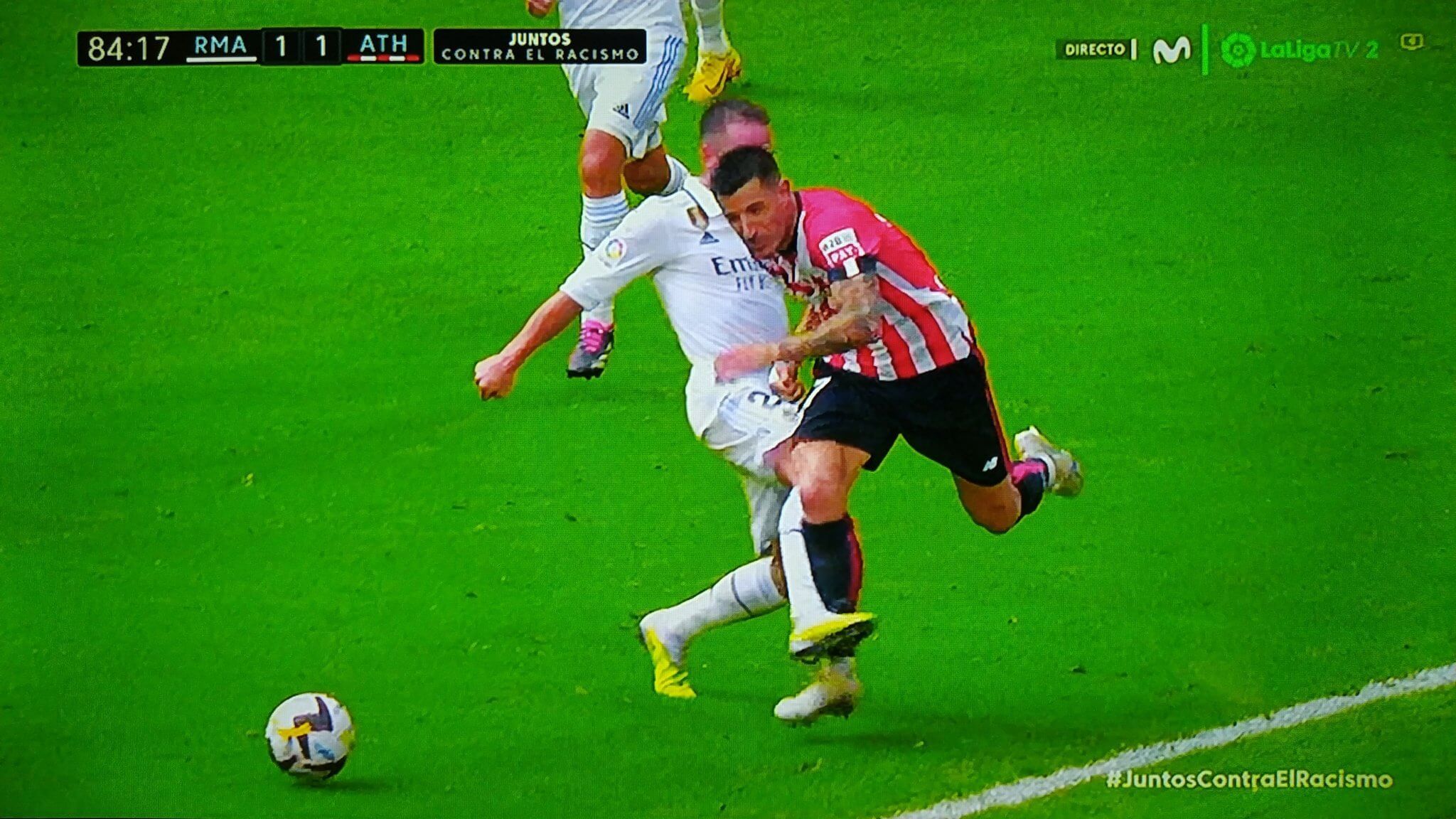  Fuerte entrada de Dani Carvajal sobre Yuri Berchiche en la temporada 2022/23.