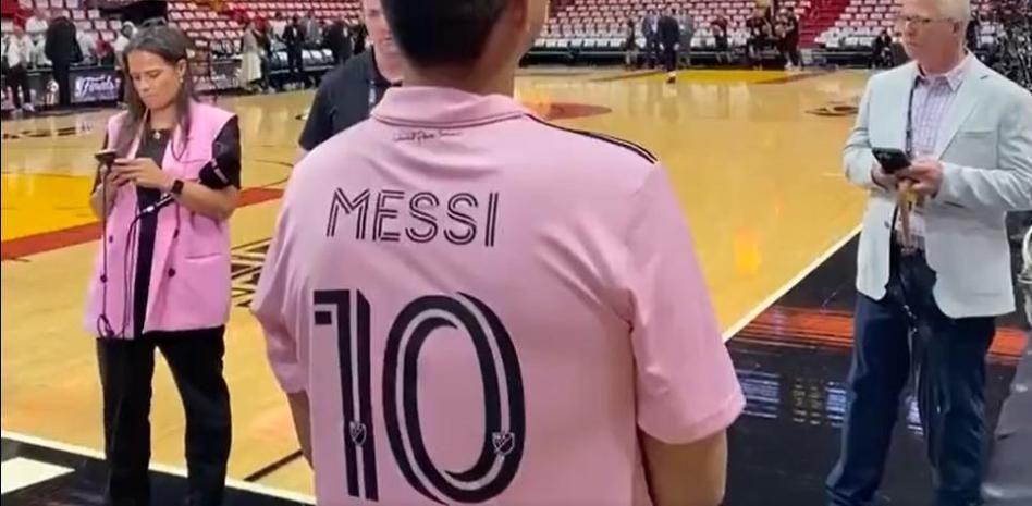  Aficionados en Miami con la nueva camiseta de Messi.
