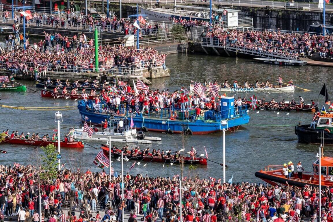  La Gabarra Athletic navegaba el jueves 11 de abril de 2024 por la Ría de Bilbao.