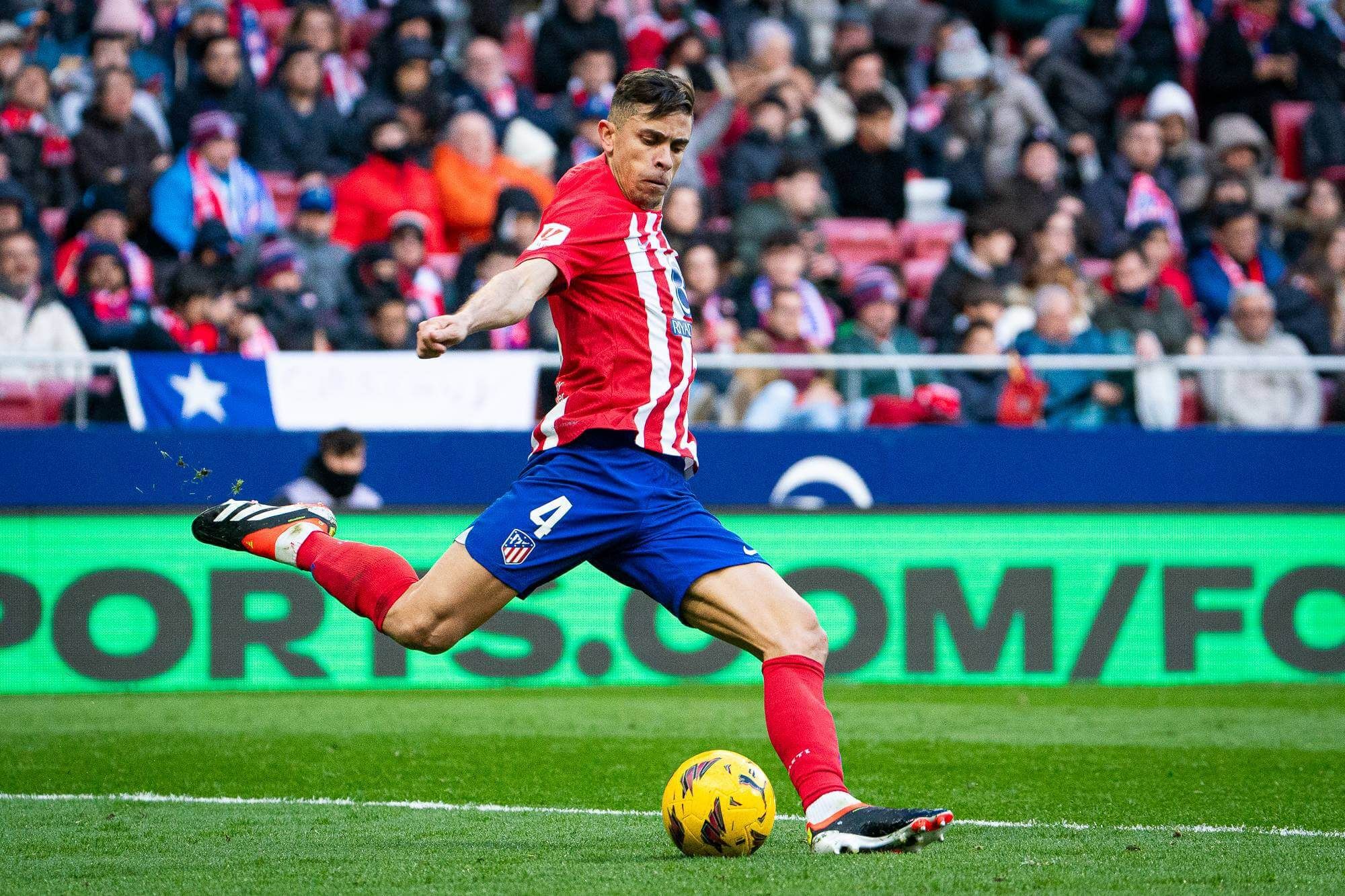  Gabriel Paulista le pega al balón con el Atlético de Madrid.