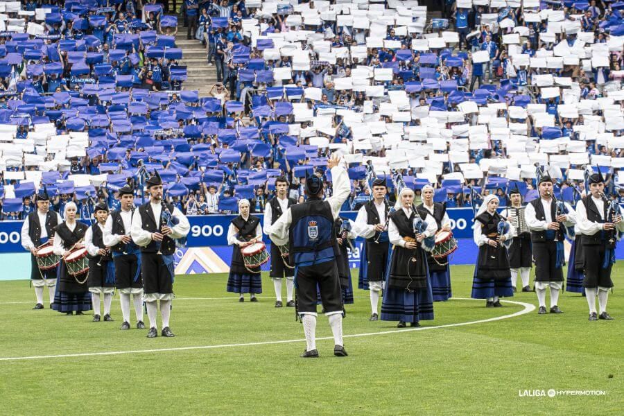  Gaiteros entonando el 'Asturias, patria querida'.