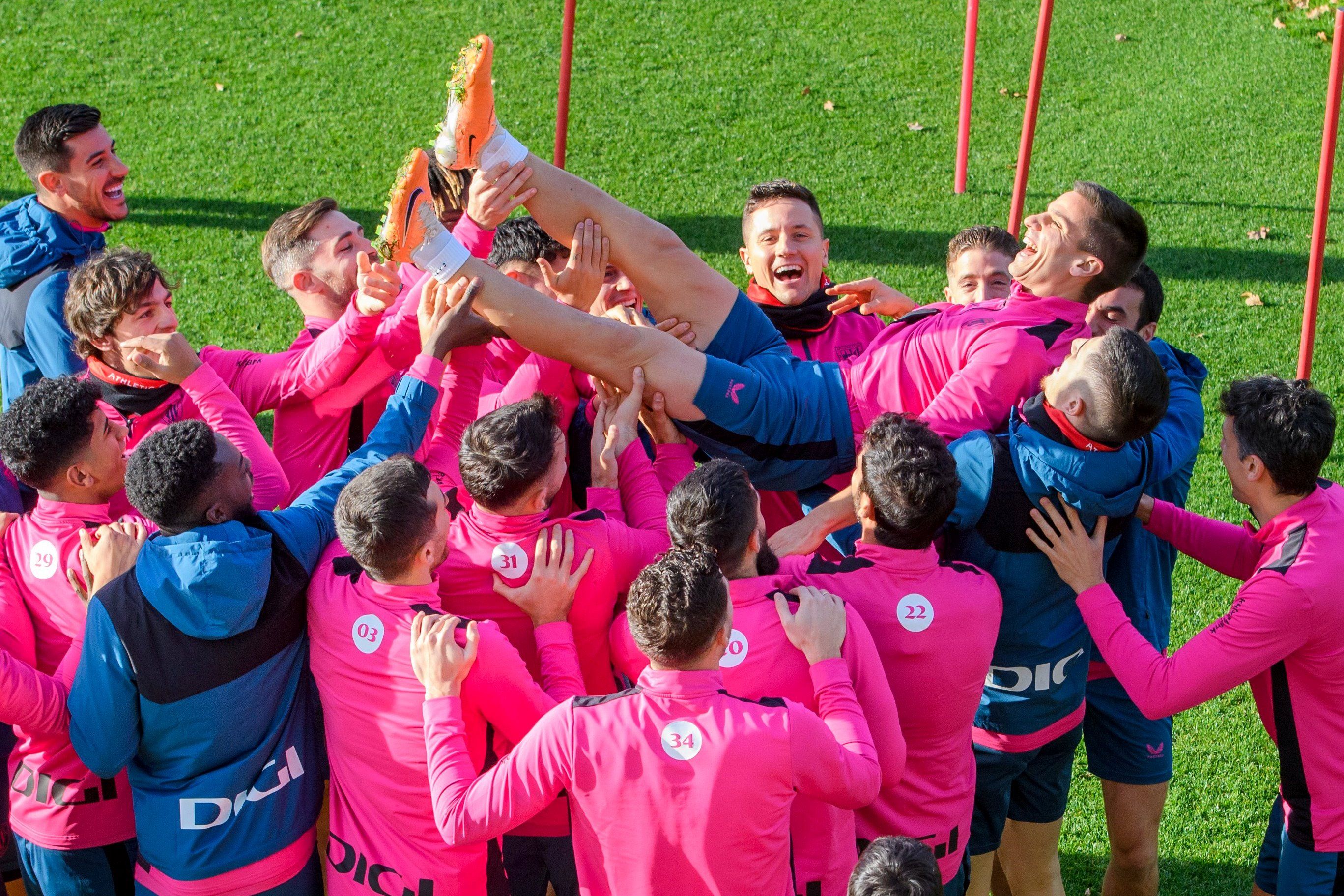  Iñigo Ruiz de Galarreta es manteado por la plantilla en Lezama por su reciente paternidad.