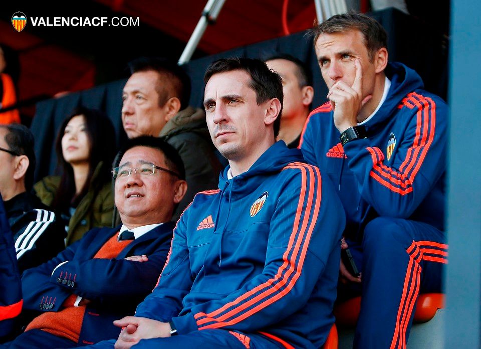 Gary Neville, Peter Lim, Phil Neville, Layhoon Chan y Kim Koh en Paterna.
