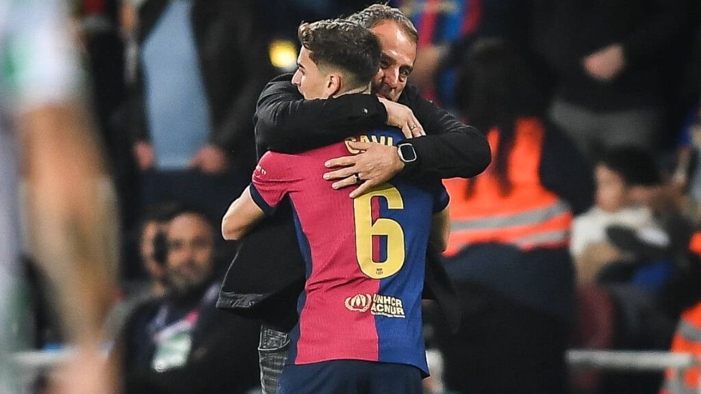  Gavi abrazando a Hansi Flick tras su gol ante el Betis (Cordon Press)