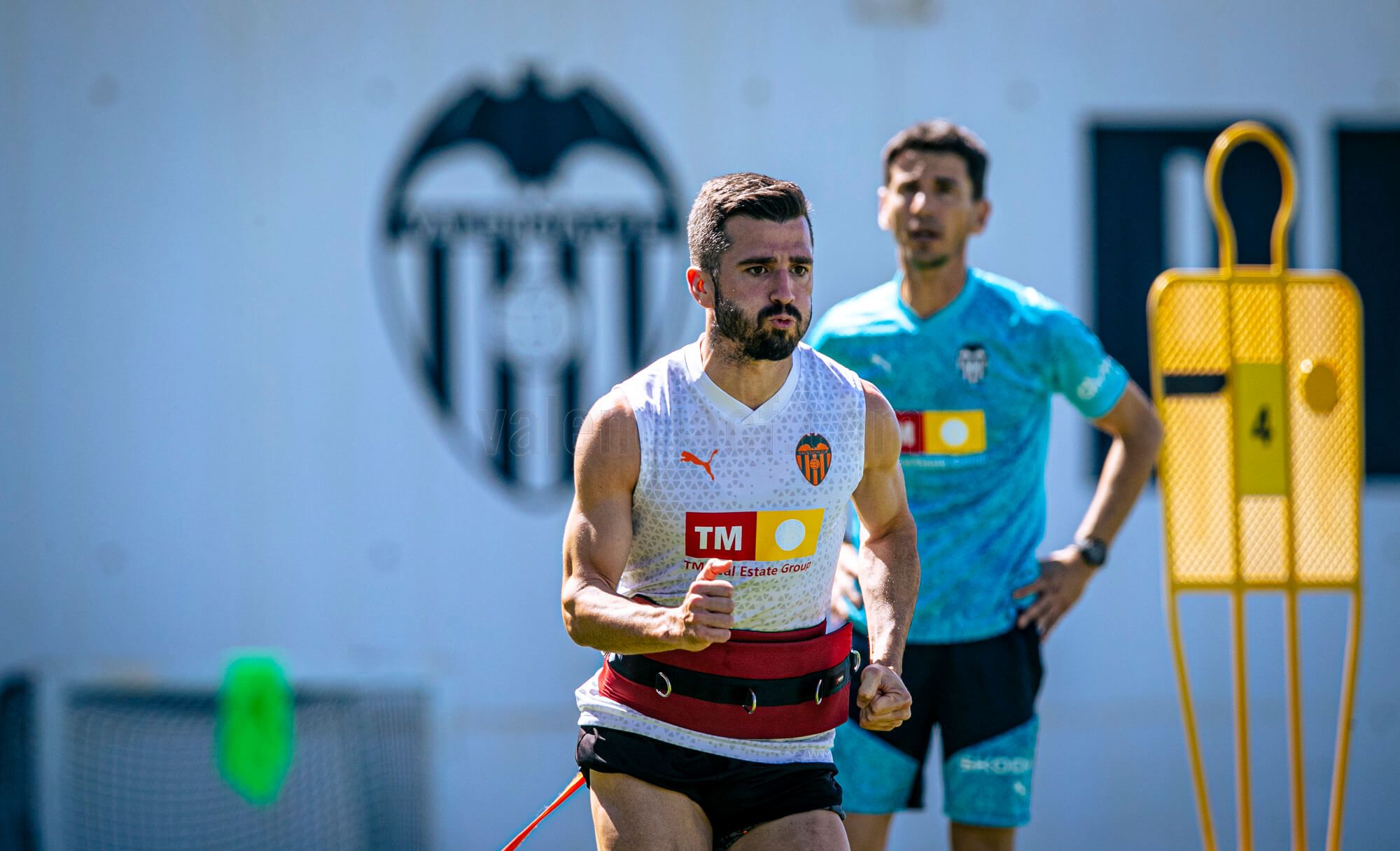  Gayà entrenando con el Valencia CF
